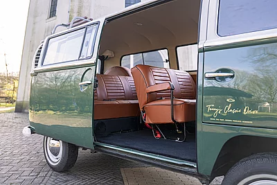 Hippie-bus-huren-Groningen-Friesland-Drenthe-Tonnys-Classic-Drive-schuifdeur-open.png