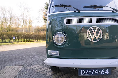 Hippie-bus-huren-Groningen-Friesland-Drenthe-Tonnys-Classic-Drive-voorkant-detail.png