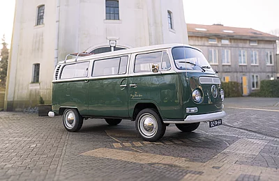Hippie-bus-huren-Groningen-Friesland-Drenthe-Tonnys-Classic-Drive-zijkant-voor.png