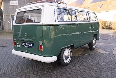 Hippie-bus-huren-Groningen-Friesland-Drenthe-Tonnys-Classic-Drive-zijknat-achter.png